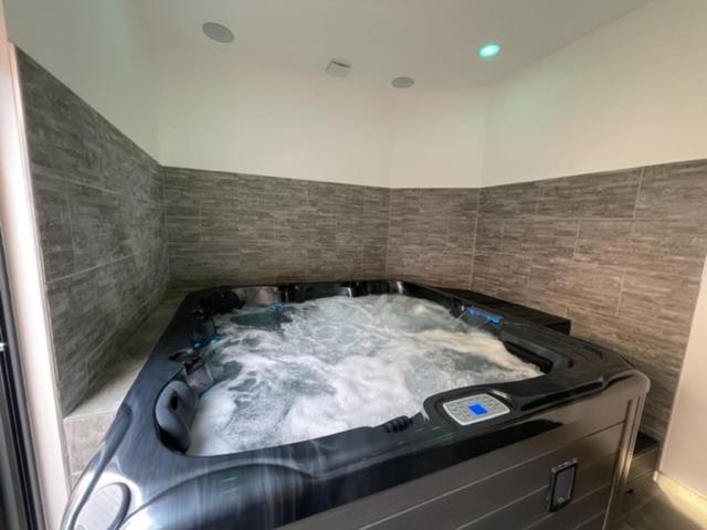 - Le Nuage - Unique, Espace Spa Privatif Et Jardin Avec Plancha Et Salon Privatif, Stationnement Public Gratuit Niort Zewnętrze zdjęcie